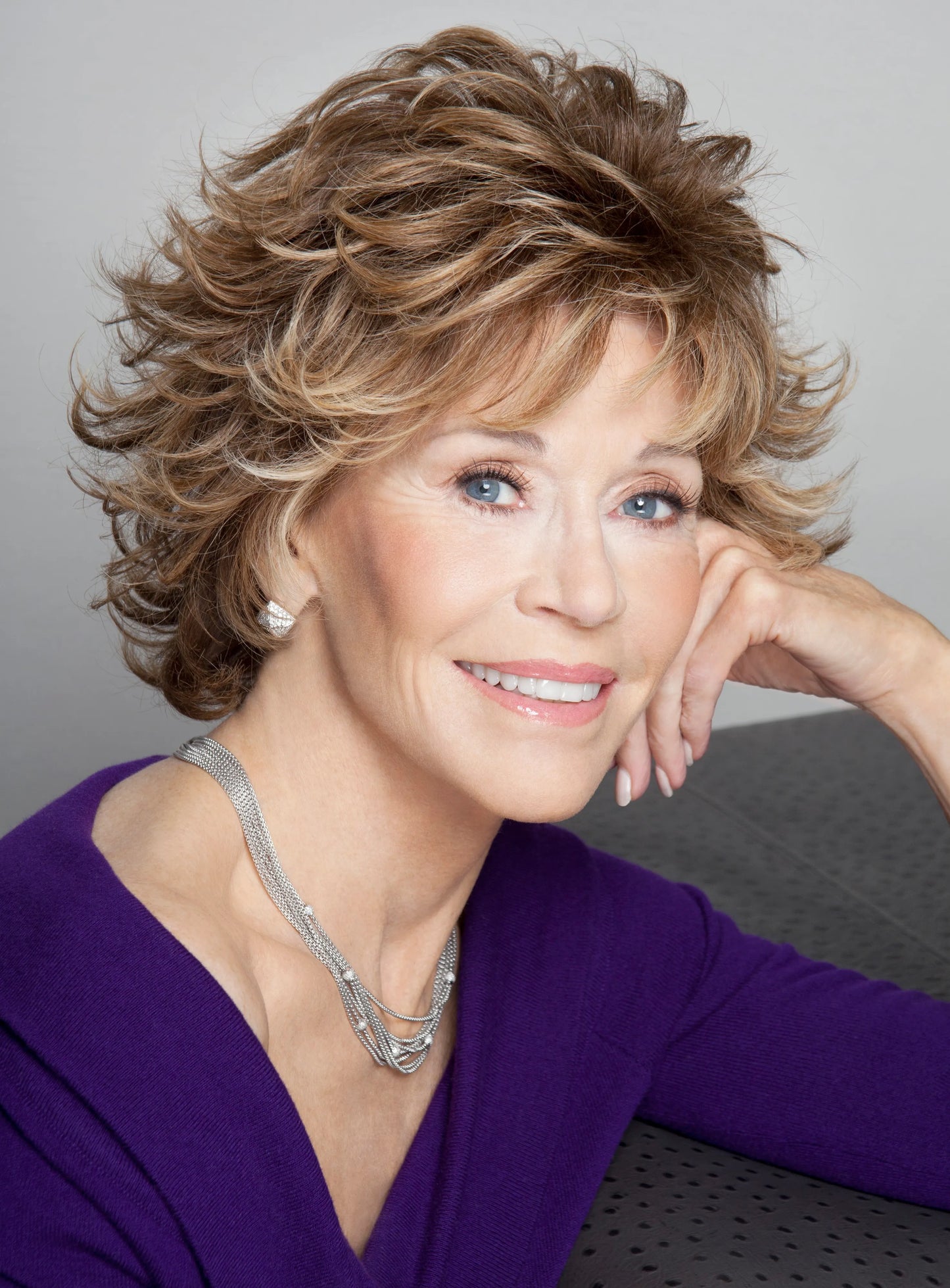 Jane Fonda Haarschnitt Gewellte Geschichtete Kunsthaar Capless Perücken 8 Zoll