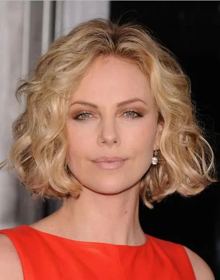 Pelucas Charlize Theron cortas, onduladas y con encaje frontal